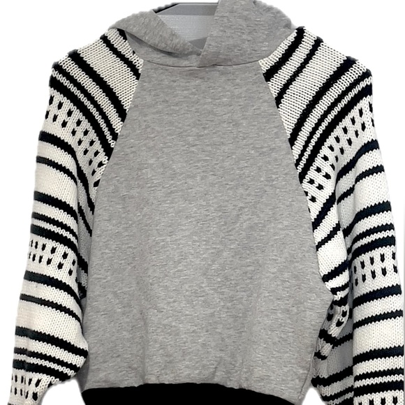 Urban Outfitters Gray Black White Motif Sweater Sweatshirt Hooded Size Small - Picture 3 of 3